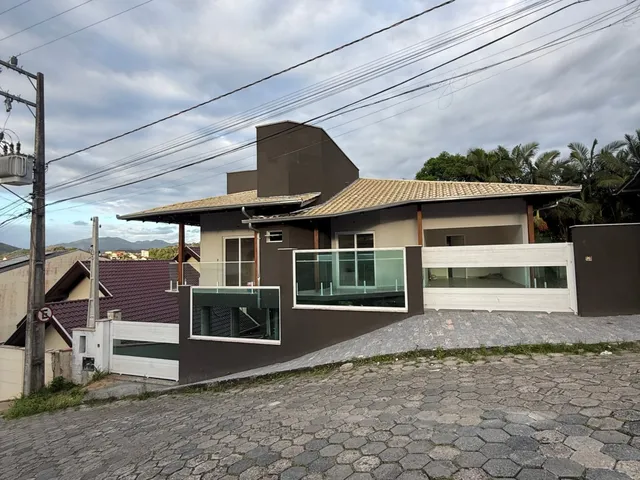 Imagem: A casa possui 3 Dormitórios, 3 Suítes, 4 Banheiros, 4