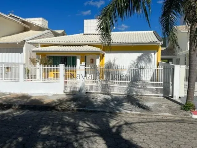 Imagem: A casa possui 4 Dormitórios, 1 Suíte, 1 Banheiro, 3 Vagas