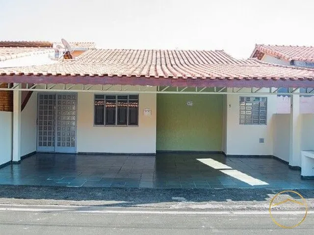 Imagem: A casa possui 3 Dormitórios, 1 Banheiro, 3 Vagas na
