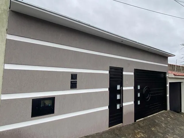 Imagem: A casa possui 5 Dormitórios, 1 Suíte, 3 Banheiros, 2