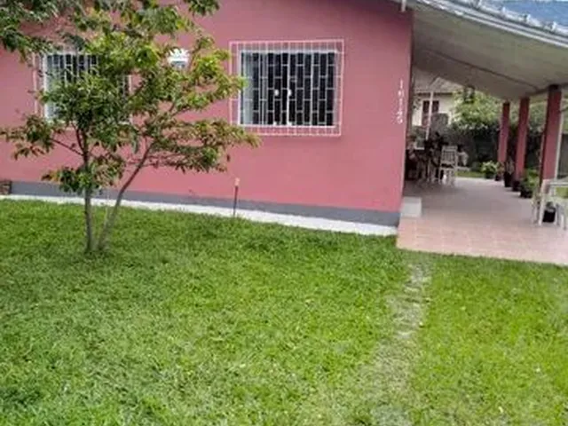 Imagem: A casa possui 3 Dormitórios, 2 Banheiros, 5 Vagas na