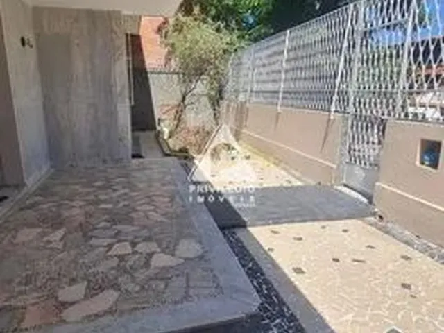 Imagem: Casa À Venda, 3 Quartos, 2 Suítes, 2 Vagas