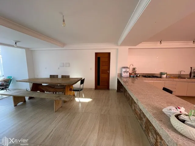 Imagem: Casa Duplex À Venda com 5 Quartos no Bairro