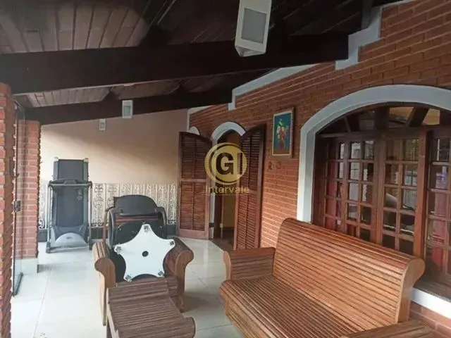 Imagem: A casa possui 4 Dormitórios, 1 Suíte, 3 Banheiros, 3