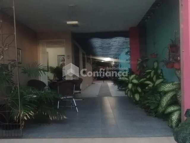 Imagem: A casa possui 4 Dormitórios, 2 Suítes, 4 Banheiros, 12