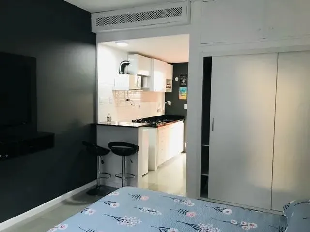 Imagem: O studio possui 1 Dormitório, 1 Banheiro, 5 Vagas na