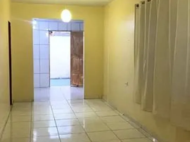 Imagem: A casa possui 2 Dormitórios, 1 Banheiro, 2 Vagas na