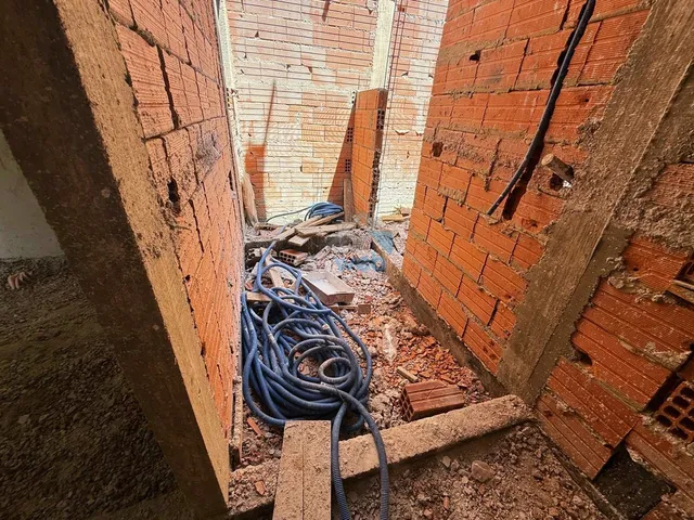 Imagem 3: Sobrados em construção, à venda no Bairro CIC, com três quartos, suite, sala