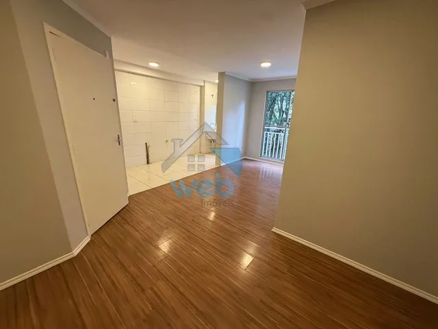 Imagem 2: Apartamento com dois quartos, sala ampla, laminados