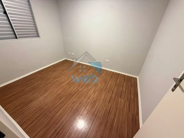 Imagem 3: Apartamento com dois quartos, sala ampla, laminados