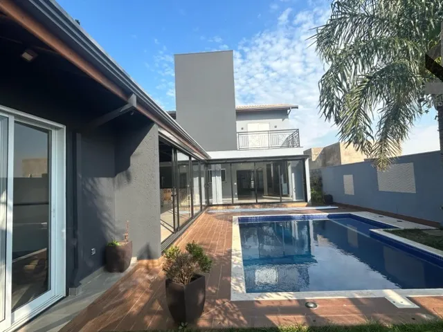 Imagem: A casa possui 4 Dormitórios, 4 Suítes, 6 Banheiros, 4