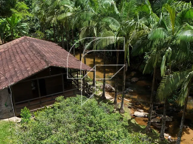 Imagem: Chácara à beira de um rio de águas cristalinas