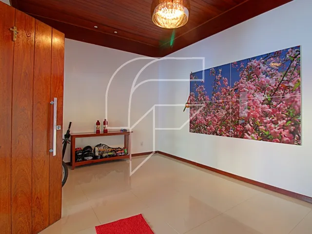 Imagem 14: Ampla casa linear completa com 4 suítes e área de lazer com piscina na Enseada Azul
