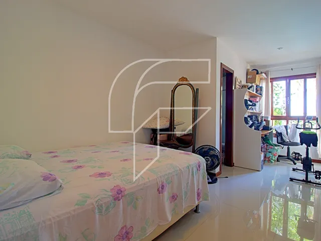Imagem 8: Ampla casa linear completa com 4 suítes e área de lazer com piscina na Enseada Azul