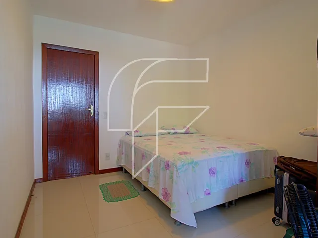 Imagem 15: Ampla casa linear completa com 4 suítes e área de lazer com piscina na Enseada Azul