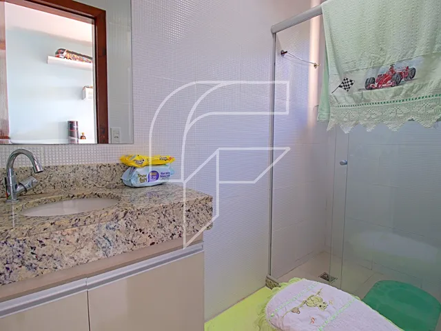 Imagem 12: Ampla casa linear completa com 4 suítes e área de lazer com piscina na Enseada Azul