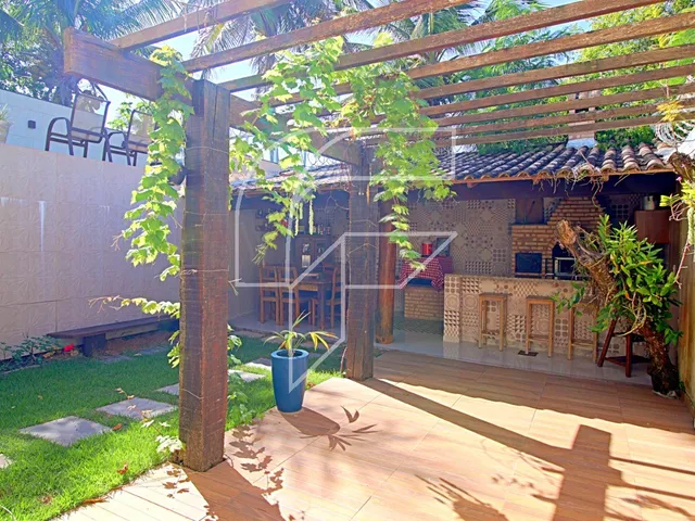 Imagem 10: Ampla casa linear completa com 4 suítes e área de lazer com piscina na Enseada Azul