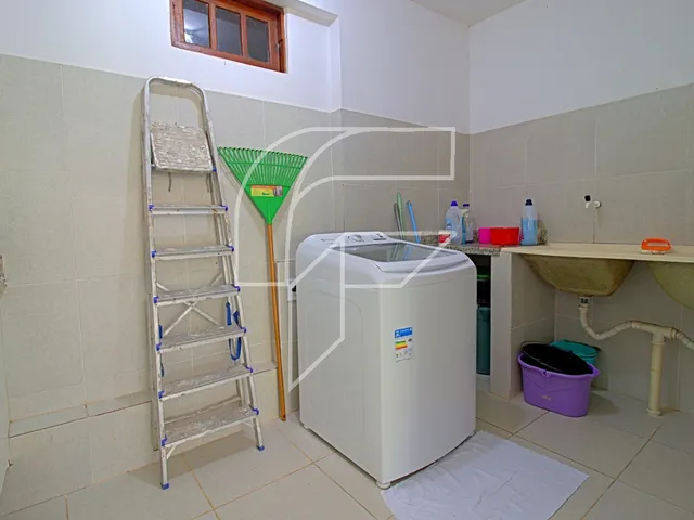Imagem 3: Ampla casa linear completa com 4 suítes e área de lazer com piscina na Enseada Azul