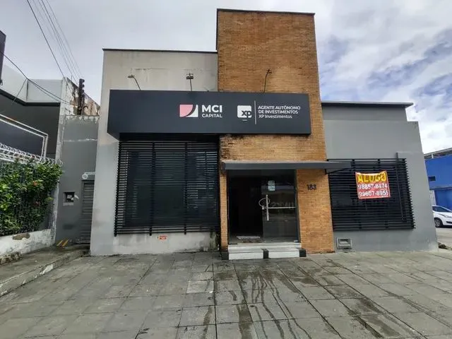 Imagem: A casa possui 5 Dormitórios, 2 Banheiros, 2 Vagas na
