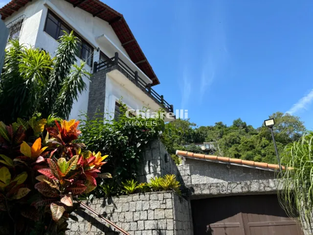 Imagem: A casa possui 4 Dormitórios, 3 Suítes, 5 Banheiros, 3