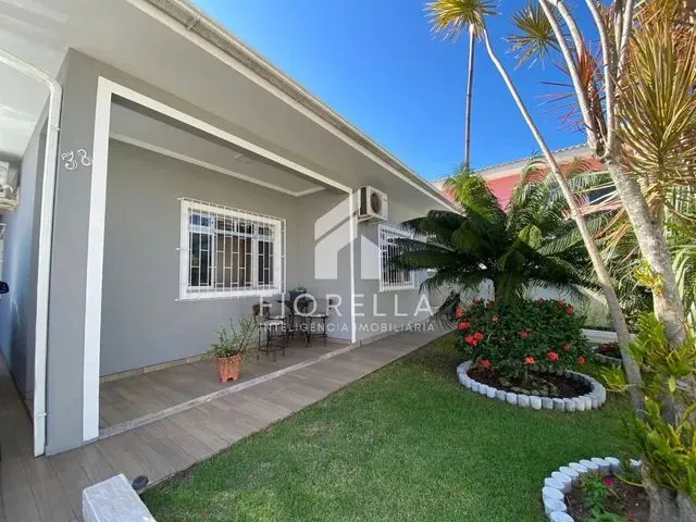 Imagem: A casa possui 3 Dormitórios, 1 Suíte, 3 Banheiros, 4
