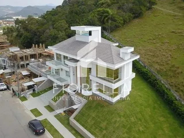 Imagem: A casa possui 4 Dormitórios, 3 Suítes, 5 Banheiros, 4
