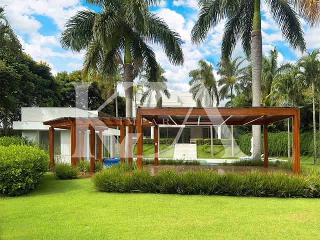 Imagem: A casa em condomínio possui 5 Dormitórios, 5 Suítes, 8