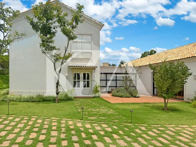 Imagem: A casa em condomínio possui 5 Dormitórios, 5 Suítes, 8