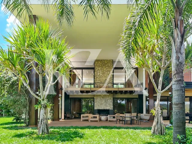Imagem: A casa em condomínio possui 5 Dormitórios, 5 Suítes, 8