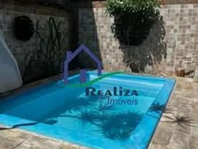 Imagem: A casa possui 4 Dormitórios, 1 Suíte, 2 Banheiros, 2