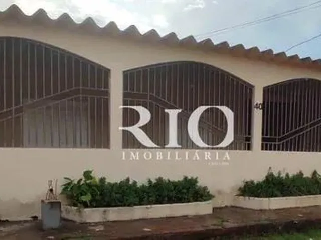 Imagem: A casa possui 3 Dormitórios, 1 Suíte, 1 Banheiro, 3 Vagas