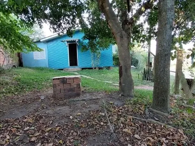 Imagem: A casa possui 3 Dormitórios, 1 Banheiro, 2 Vagas na
