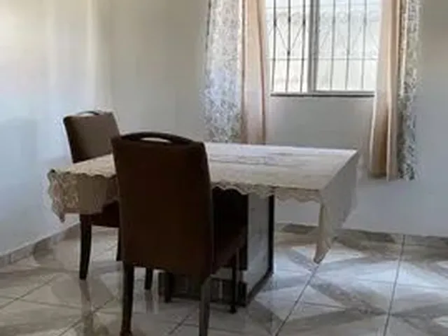 Imagem: A casa possui 3 Dormitórios, 2 Banheiros, 1 Vaga na