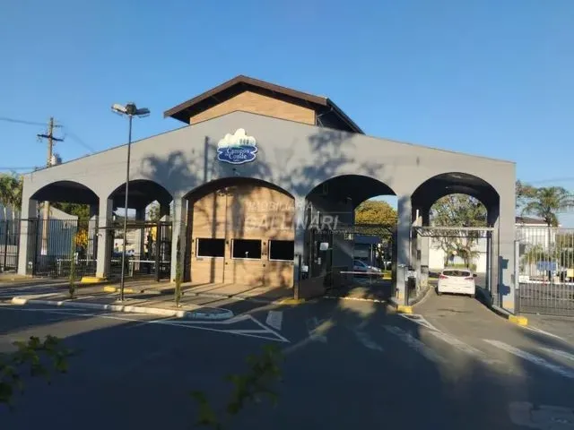 Imagem: A casa possui 4 Dormitórios, 1 Suíte, 2 Banheiros, 4