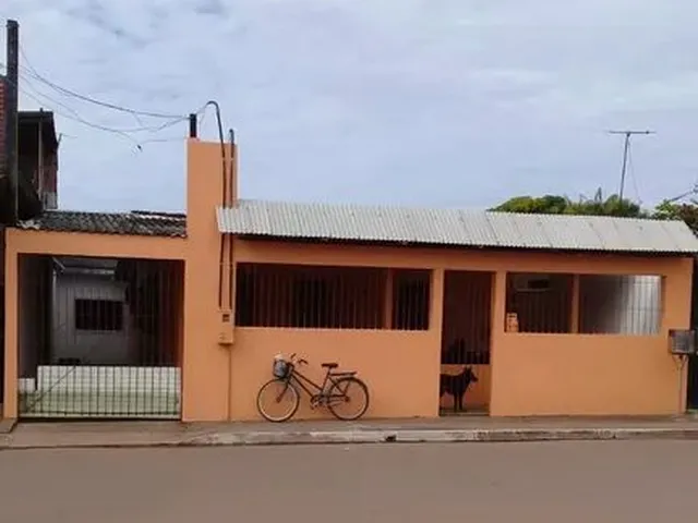 Imagem: A casa possui 3 Dormitórios, 2 Banheiros, 2 Vagas na