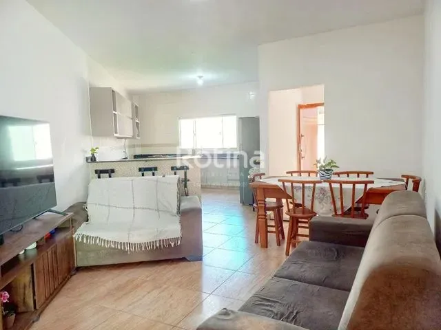 Imagem: Casa À Venda, 3 Quartos, 1 Suíte, 3 Vagas