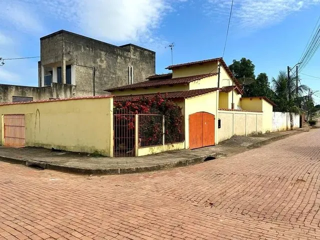 Imagem: A casa possui 3 Dormitórios, 2 Suítes, 4 Banheiros, 3