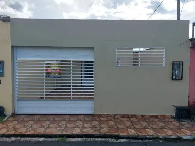 Imagem: A casa possui 2 Dormitórios, 1 Banheiro, 2 Vagas na