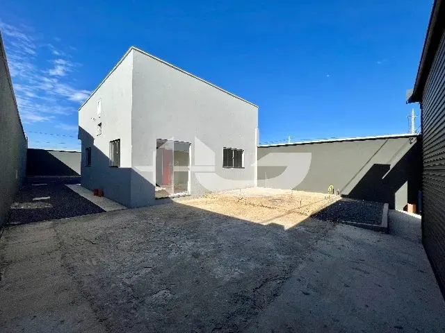 Imagem: A casa possui 2 Dormitórios, 1 Suíte, 2 Banheiros e está