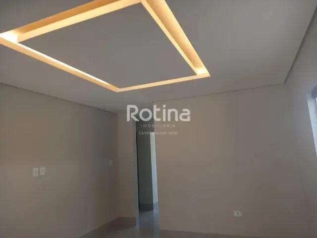Imagem: Casa À Venda, 3 Quartos, 1 Suíte, 2 Vagas