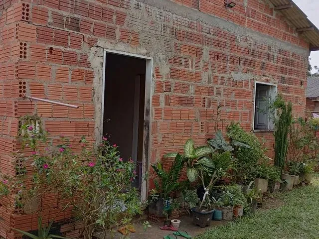 Imagem: A casa possui 4 Dormitórios, 1 Banheiro e está localizado
