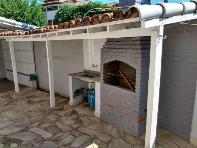 Imagem: A casa possui 3 Dormitórios, 1 Suíte, 3 Banheiros, 2