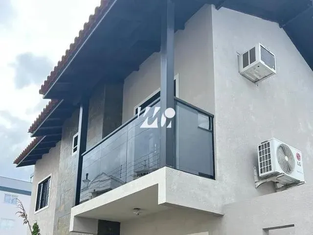 Imagem: A casa possui 3 Dormitórios, 2 Banheiros, 3 Vagas na