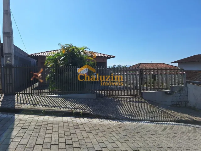 Imagem: A casa possui 6 Dormitórios, 1 Suíte, 2 Banheiros, 1 Vaga