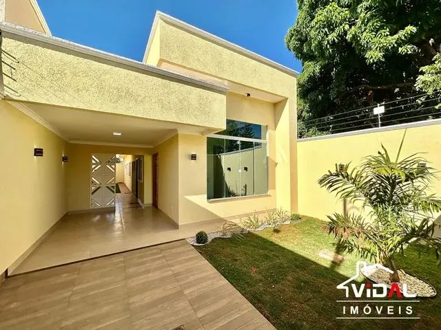Imagem: A casa possui 3 Dormitórios, 2 Banheiros, 2 Vagas na