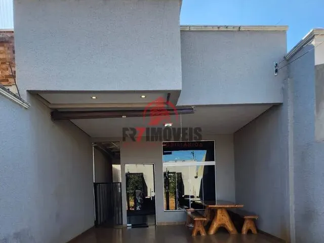 Imagem: A casa possui 3 Dormitórios, 1 Suíte, 1 Banheiro, 2 Vagas