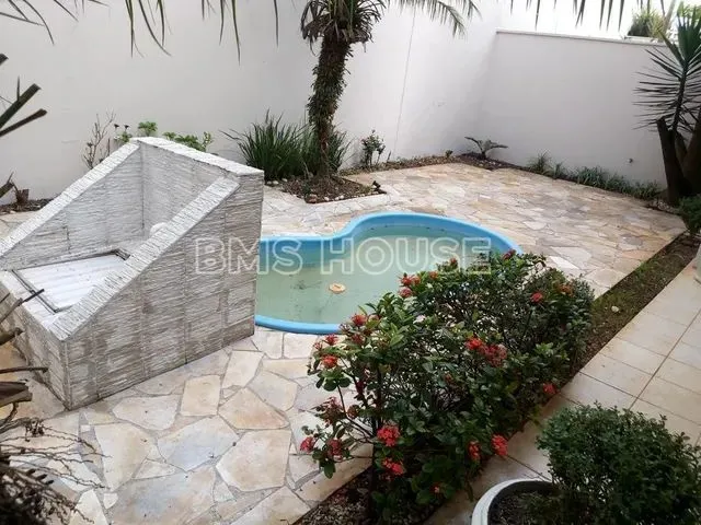 Imagem: A casa possui 3 Dormitórios, 2 Suítes, 3 Banheiros, 3