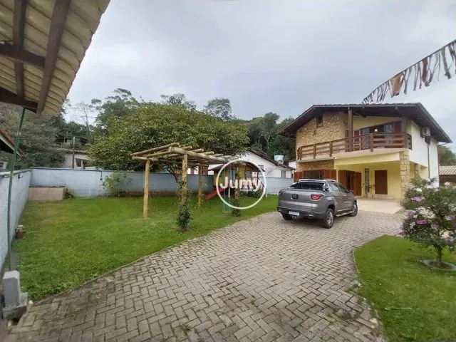 Imagem: Casa com 3 Dormitórios / Terreno Grande
