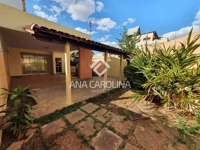 Imagem: Casa Muito Ampla no Centro com 04 Quartos