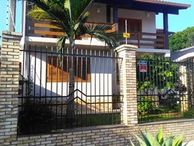 Imagem: A casa possui 4 Dormitórios, 3 Banheiros, 4 Vagas na